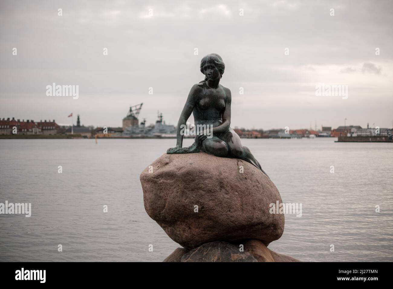 Una delle famose attrazioni turistiche di Denmark, la Sirenetta. Svelato nel 1913. Il nome è apt, l'intera scultura è alta solo 1,25 metri. Foto Stock