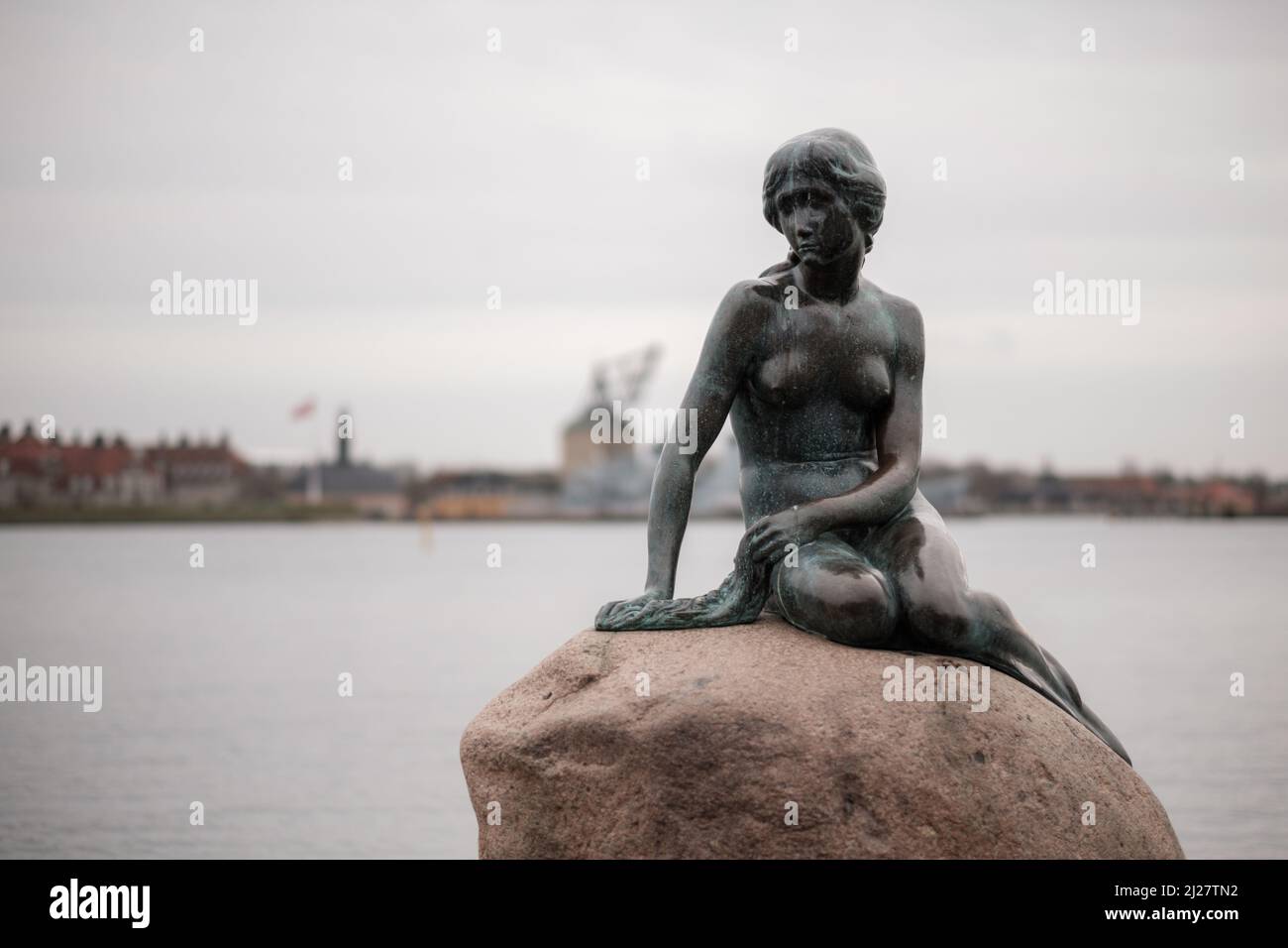 Una delle famose attrazioni turistiche di Denmark, la Sirenetta. Svelato nel 1913. Il nome è apt, l'intera scultura è alta solo 1,25 metri. Foto Stock