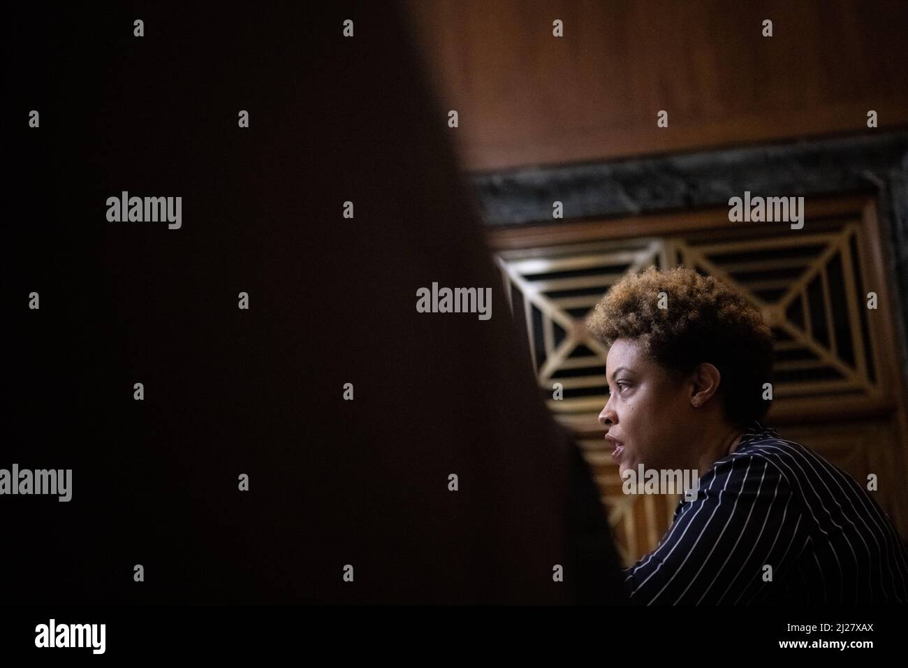 Washington, Stati Uniti. 30th Mar 2022. Il Direttore dell'Ufficio e della direzione e del bilancio Shalanda Young testimonia durante un'audizione del Comitato del bilancio del Senato sulla richiesta di bilancio del Presidente per l'anno fiscale 2023, presso il Campidoglio degli Stati Uniti a Washington, DC, mercoledì 30 marzo 2022. (Graeme Sloan/Sipa USA) Credit: Sipa USA/Alamy Live News Foto Stock