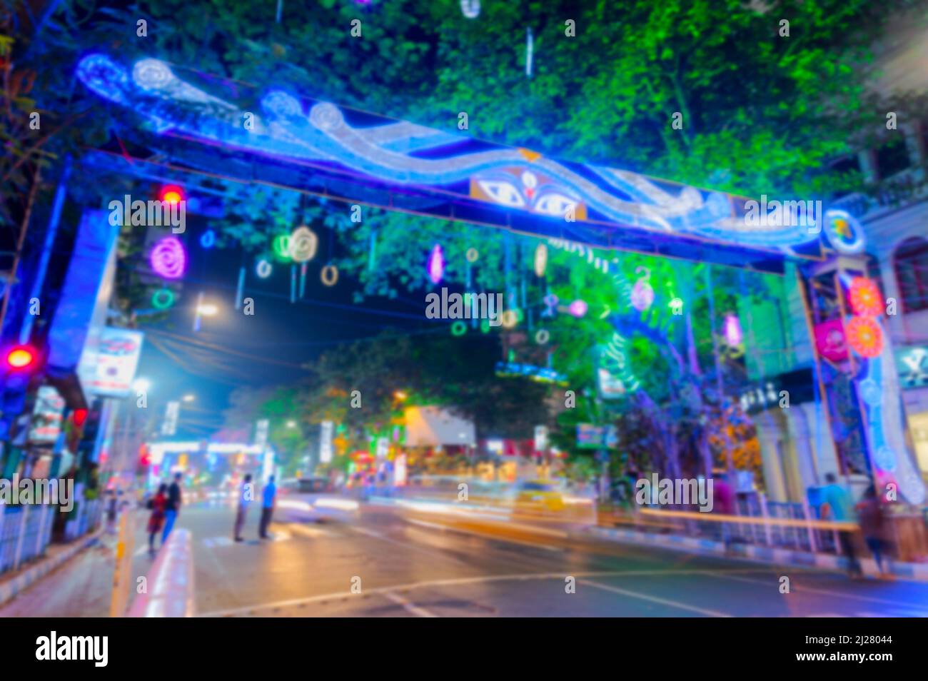 Immagine sfocata di Park Street, Kolkata, India. Auto testa luci sentieri nella zona Park Street, decorata con luci diwali per l'occasion di Diwali. Foto Stock