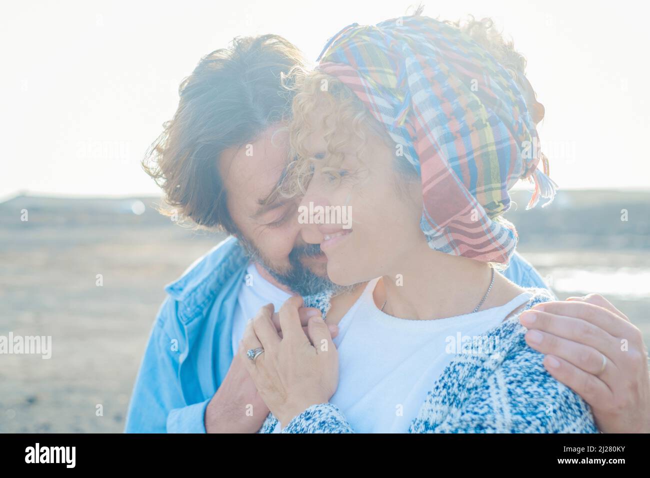 La coppia matura giovane e attenta si preoccupano e si toccano con amore l'un l'altro. Romantico rapporto con uomo e donna adulti in attività all'aperto Wi Foto Stock