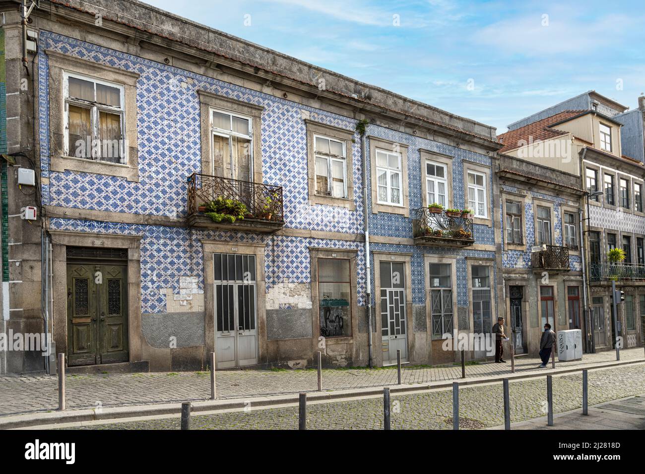 Porto, Portogallo. Marzo 2022. Vista delle caratteristiche case antiche con piastrelle decorative nel centro della città Foto Stock