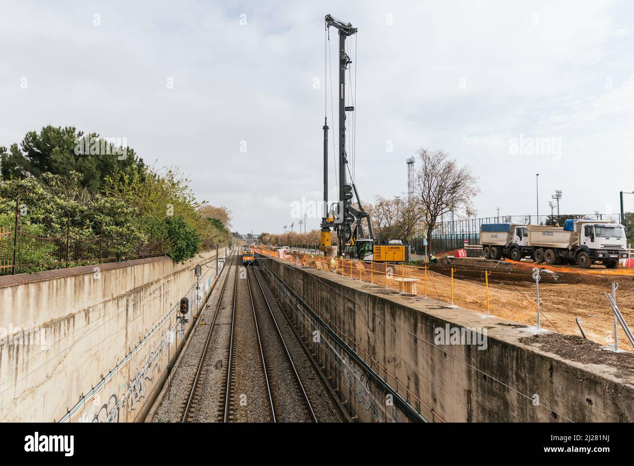 Sant Feliu de Llobregat, Barcellona, Spagna - Marzo 30 2022 scavi per la messa a terra dei binari del treno sant joan despi, sant feliu de Foto Stock