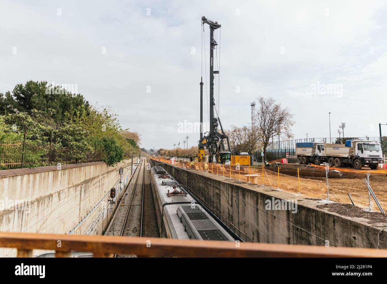 Sant Feliu de Llobregat, Barcellona, Spagna - Marzo 30 2022 scavi per la messa a terra dei binari del treno sant joan despi, sant feliu de Foto Stock