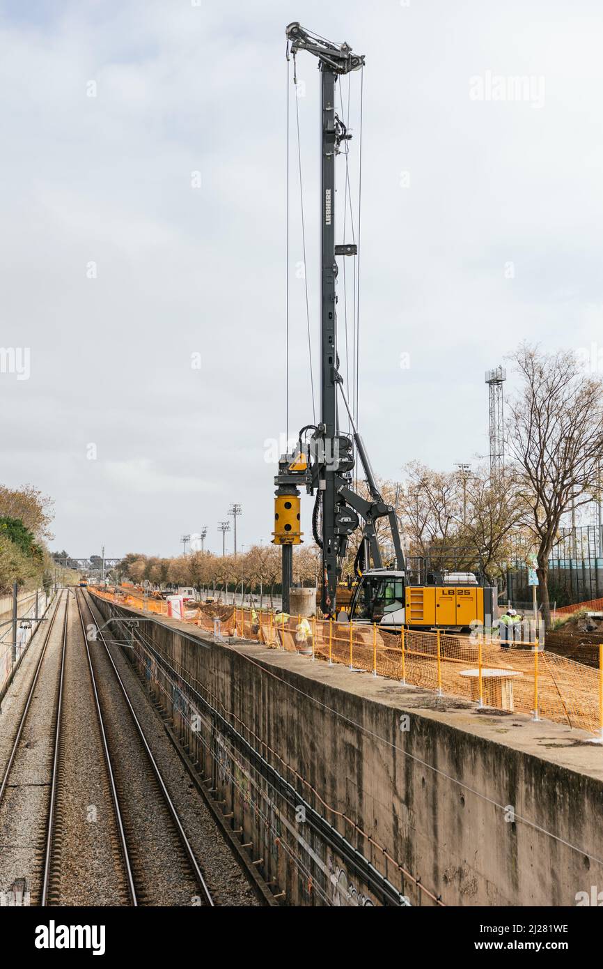 Sant Feliu de Llobregat, Barcellona, Spagna - Marzo 30 2022 scavi per la messa a terra dei binari del treno sant joan despi, sant feliu de Foto Stock