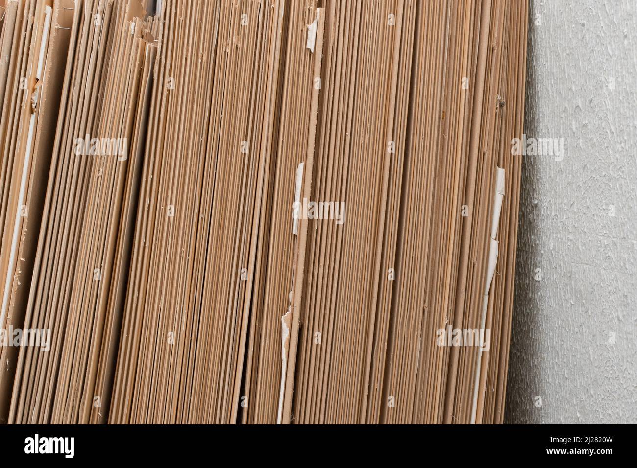 Vecchi pannelli in plastica PVC in un mucchio di edifici utilizzati riciclaggio materiale di scarto costruzione. Foto Stock