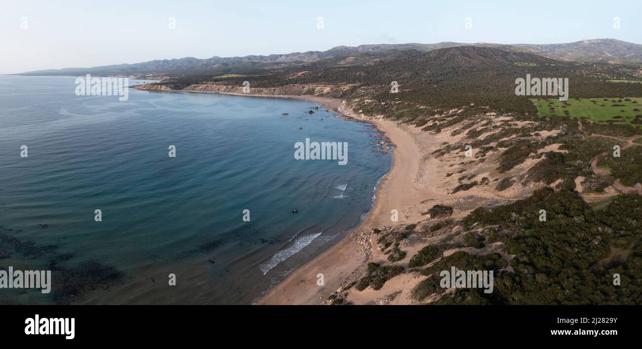 Vista aerea della spiaggia di Lara Bay e della penisola di Akamas, regione di Paphos, Repubblica di Cipro Foto Stock