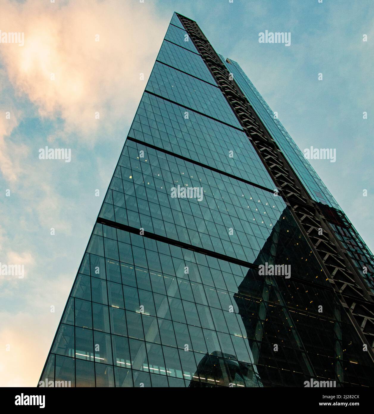 Grattacieli ultramoderno ad Aldgate, Londra, che riflettono il paesaggio lunare della città di Londra Foto Stock