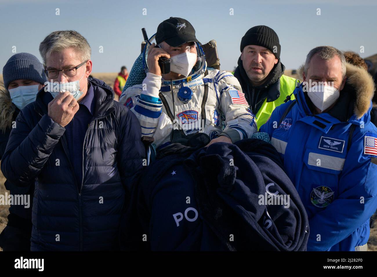 Zhezkazgan, Kazakistan. 30th Mar 2022. Spedizione 66 l'astronauta della NASA Mark Vande Hei è trasportato ad una tenda medica poco dopo che lui ed i compagni di equipaggio Pyotr Dubrov ed Anton Shkaplerov di Roscosmos atterrarono nel loro veicolo spaziale Soyuz MS-19 vicino alla città di Zhezkazgan, Kazakhstan, il mercoledì 30 marzo 2022. Vande Hei e Dubrov tornano sulla Terra dopo aver registrato 355 giorni nello spazio come membri delle Expeditions 64-66 a bordo della Stazione spaziale Internazionale. Credit: UPI/Alamy Live News Foto Stock