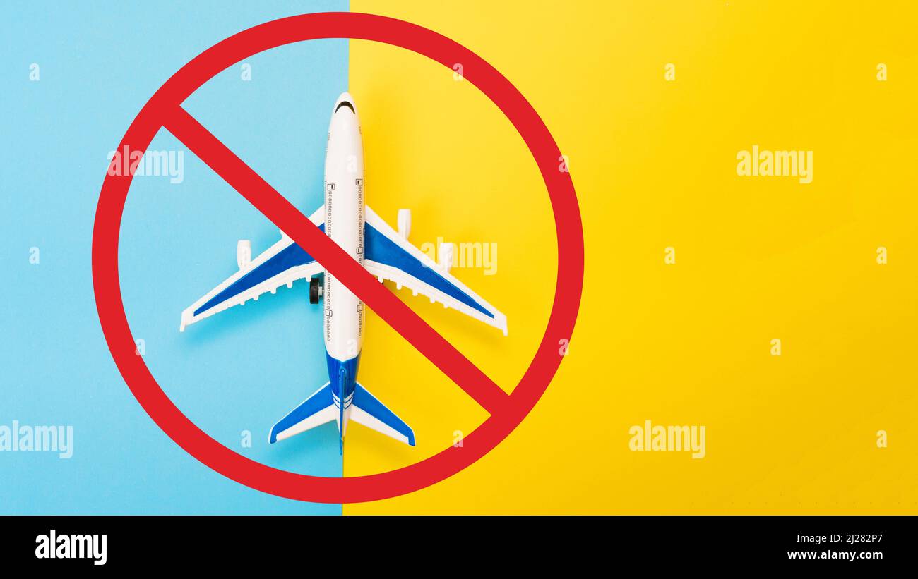 Pista astratta con un modello di aeroplano. Modello per voli pubblicitari. Pandemia di coronavirus. Limitazione dei voli civili, cancellazione della fligh Foto Stock