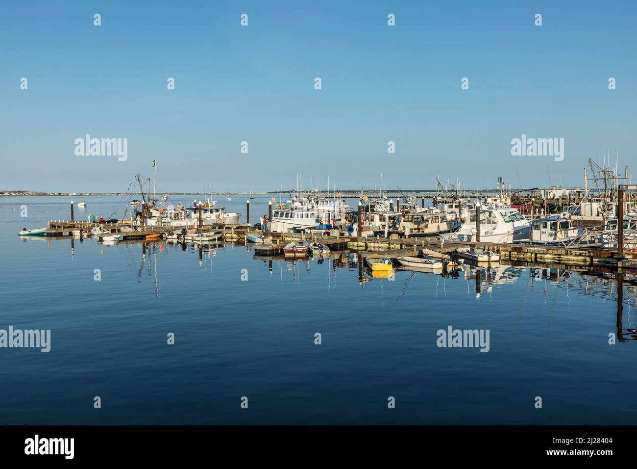 Provincetown, USA - 24 settembre 2017: porto con barche da pesca e yacht privati a Provincetown, Cape Cod, USA nel sole del pomeriggio. Foto Stock