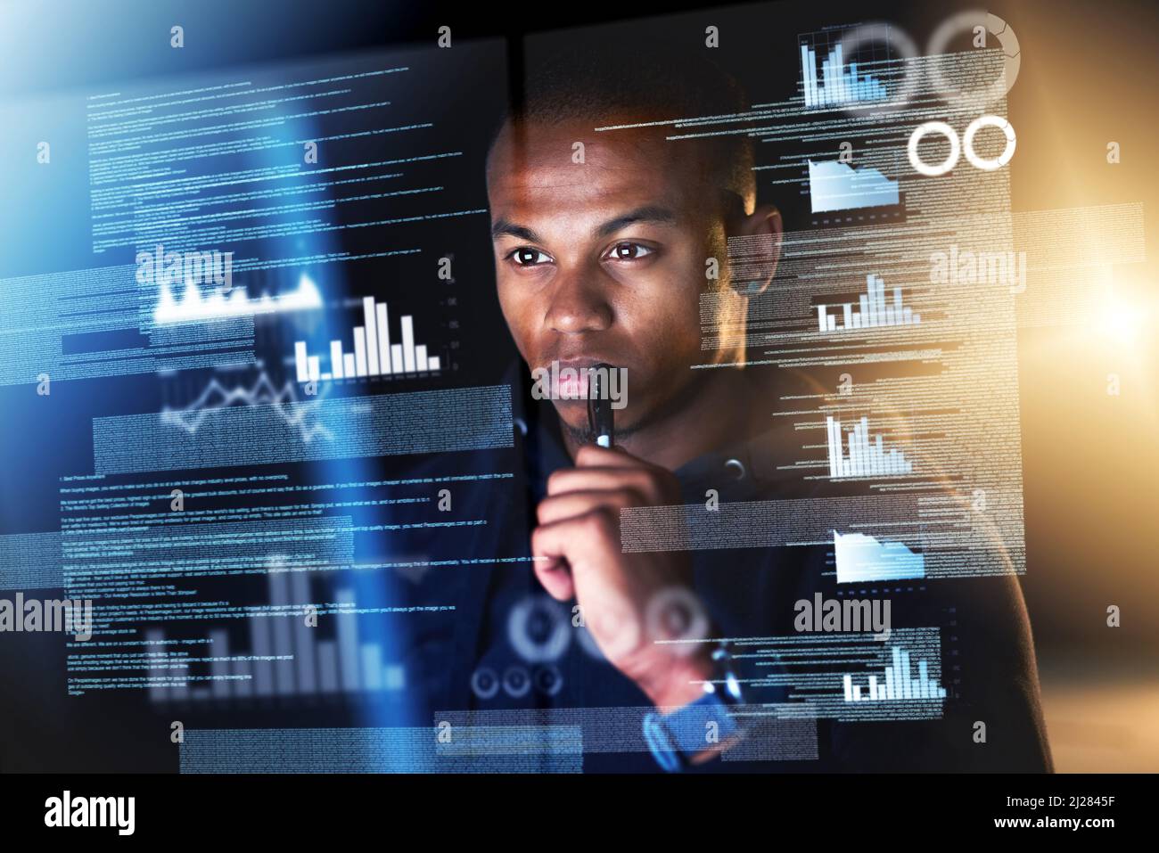 Vagliare i flussi di dati. Scatto ritagliato di un giovane programmatore maschio che vagliano i flussi di dati durante la codifica. Foto Stock