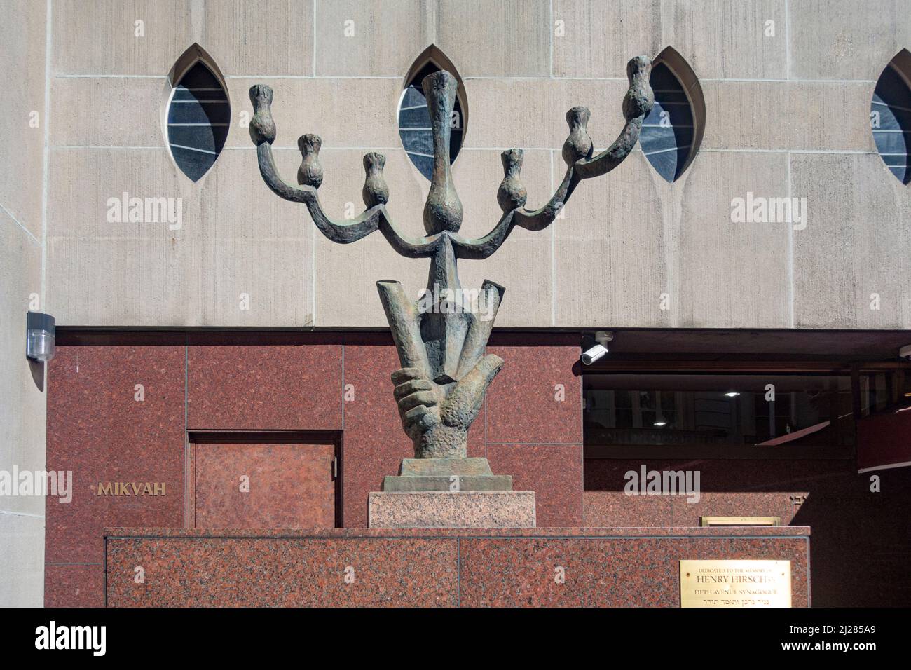 New York, USA - 4 ottobre 2017: New York, Iron thora alla sinagoga al viale 5th con piatto dello sponsor Henry Hirsch. Foto Stock