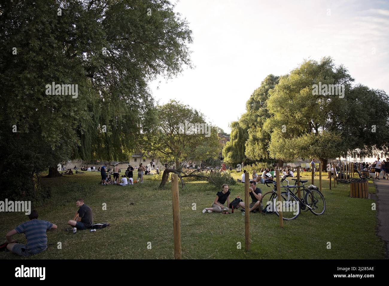 Persone che si rilassano e in barca a Cambridge in un parco vicino al fiume. Questa foto è stata scattata durante il blocco pandemico con le restrizioni di raccolta ancora i.. Foto Stock