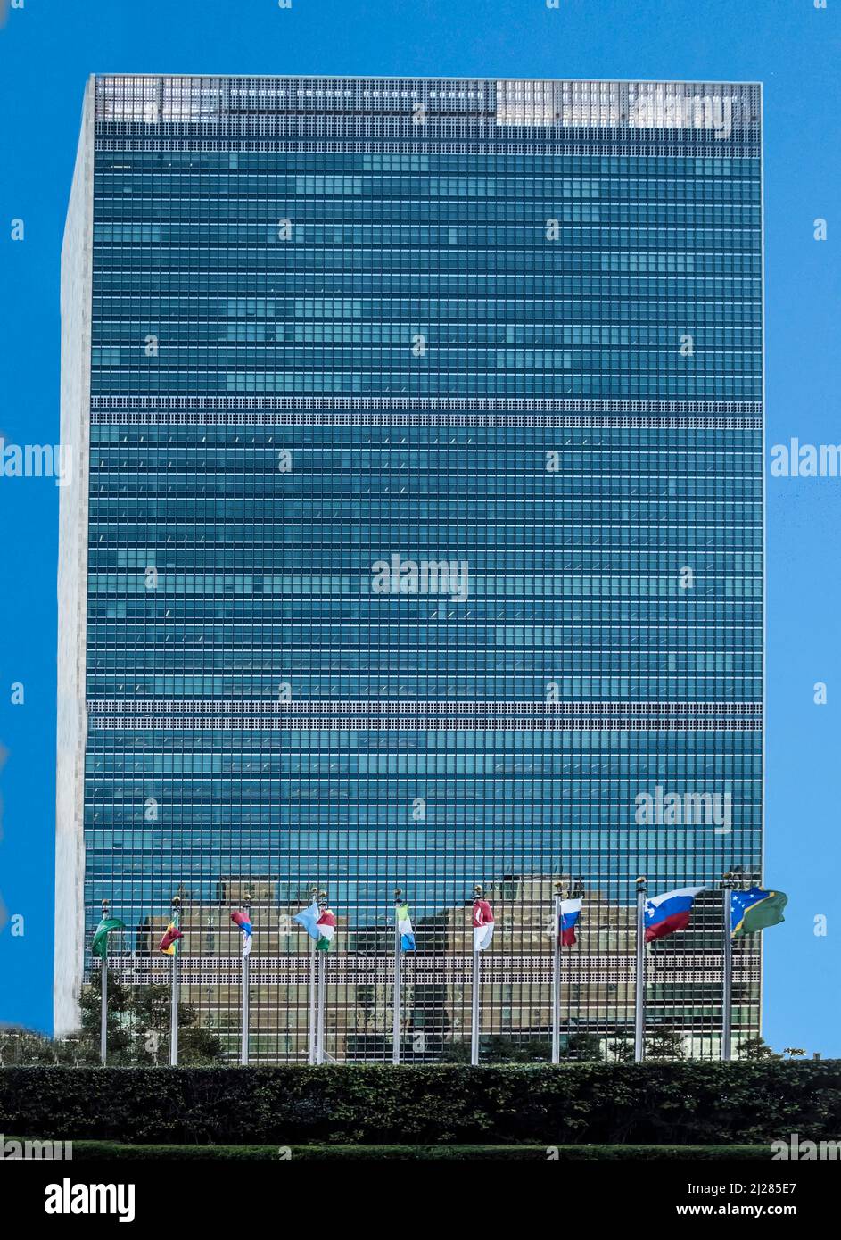 New York, USA - 4 ottobre 2017: New York, edificio delle Nazioni Unite con la famosa facciata a finestre verdi. I leader dei paesi si incontrano per la pace mondiale Foto Stock