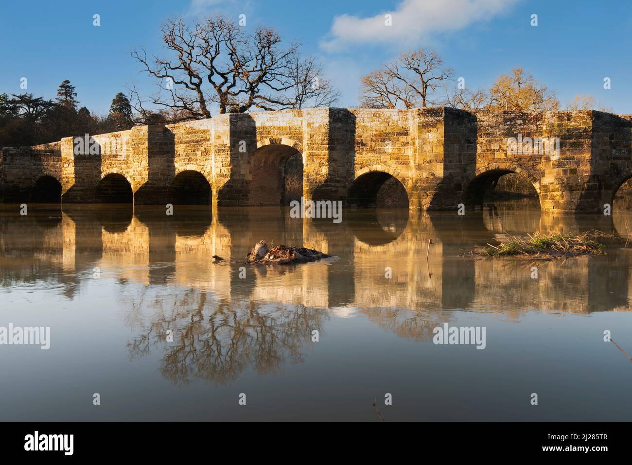 Un tardo pomeriggio invernale a Stopham Bridge sul fiume Arun, un monumento storico costruito nel 1422-23 vicino Pulborough, West Sussex, Regno Unito Foto Stock