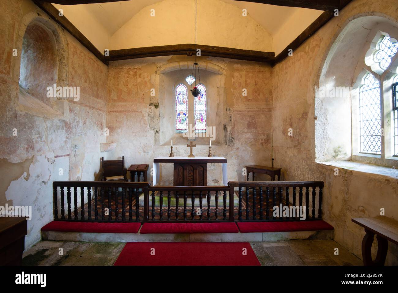 La chiesa di St Botolfi, risalente al tardo 11th secolo, è nota per i suoi dipinti murali nella frazione di Hardham vicino a Pulborough, West Sussex, Inghilterra, Regno Unito Foto Stock