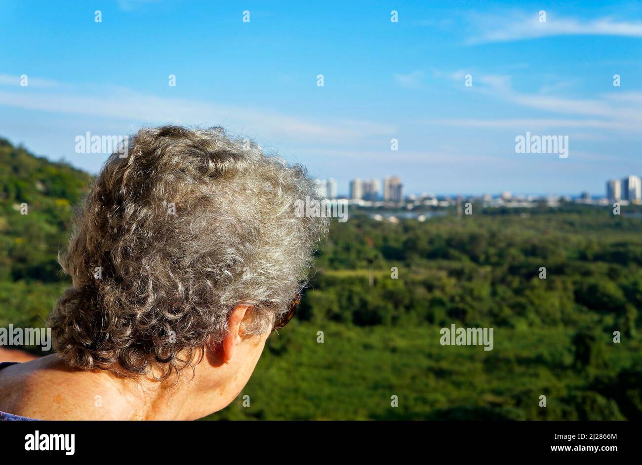 Anziana donna sul balcone in quarantena giorni, Rio de Janeiro, Brasile Foto Stock