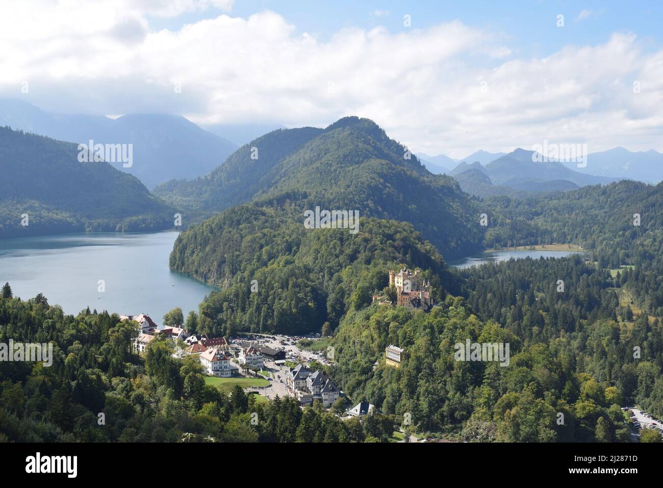 Vista panoramica dal castello di Neuschwanstein nella Baviera meridionale. Foresta, colline e laghi e il Castello Hohenschwangau all'orizzonte. Baviera, Germania Foto Stock