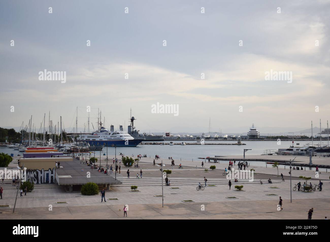 Vista di Marina Flisvos a Palaio Faliro, Atene (situato dietro il Centro Culturale della Fondazione Stavros Niarchos). Marina con barche e persone Foto Stock