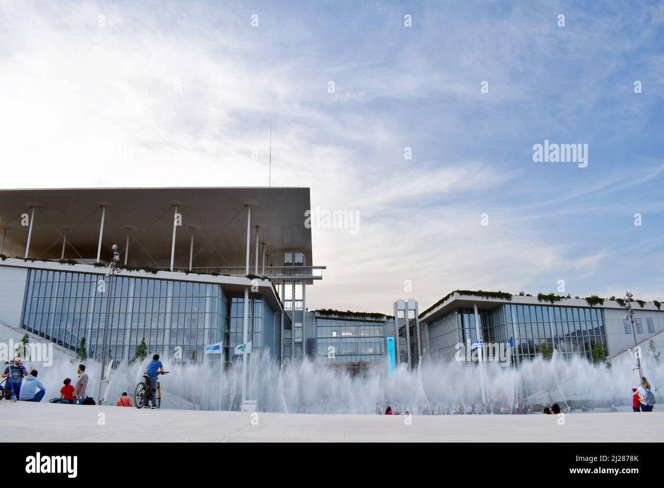 Edificio della SNFCC (Stavros Niarchos Foundation Cultural Center) situato a Faliro, Atene, Grecia. Opera Nazionale e Biblioteca. Architettura e persone Foto Stock