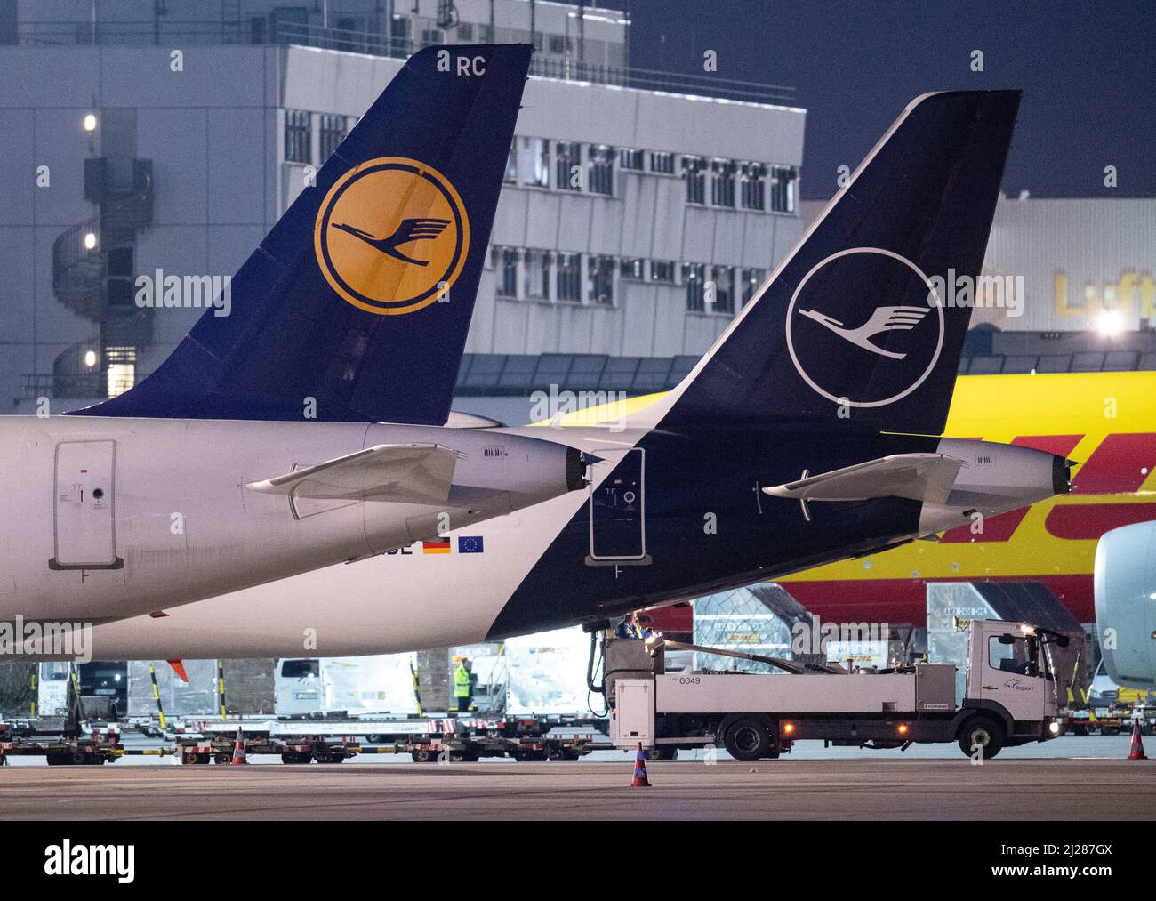 26 marzo 2022, Hessen, Francoforte sul meno: Gli aerei passeggeri Lufthansa si trovano nella loro posizione di parcheggio all'aeroporto di Francoforte. Foto: Boris Roessler/dpa Foto Stock