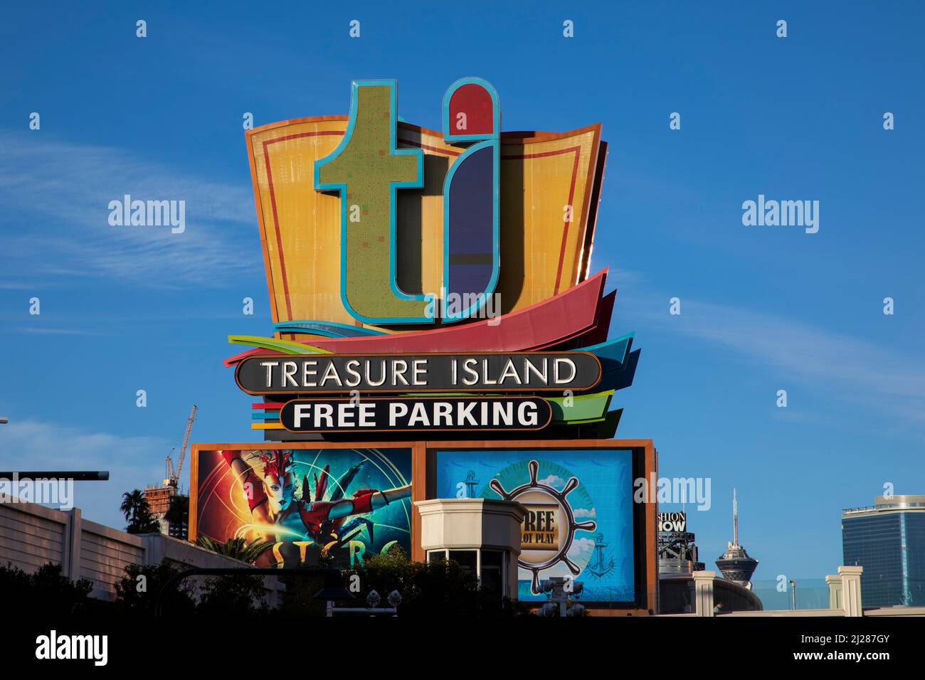 Las Vegas, USA - 9 marzo 2019: Insegne Treasure Island con parcheggio gratuito a Las Vegas presso la Strip, USA. Foto Stock