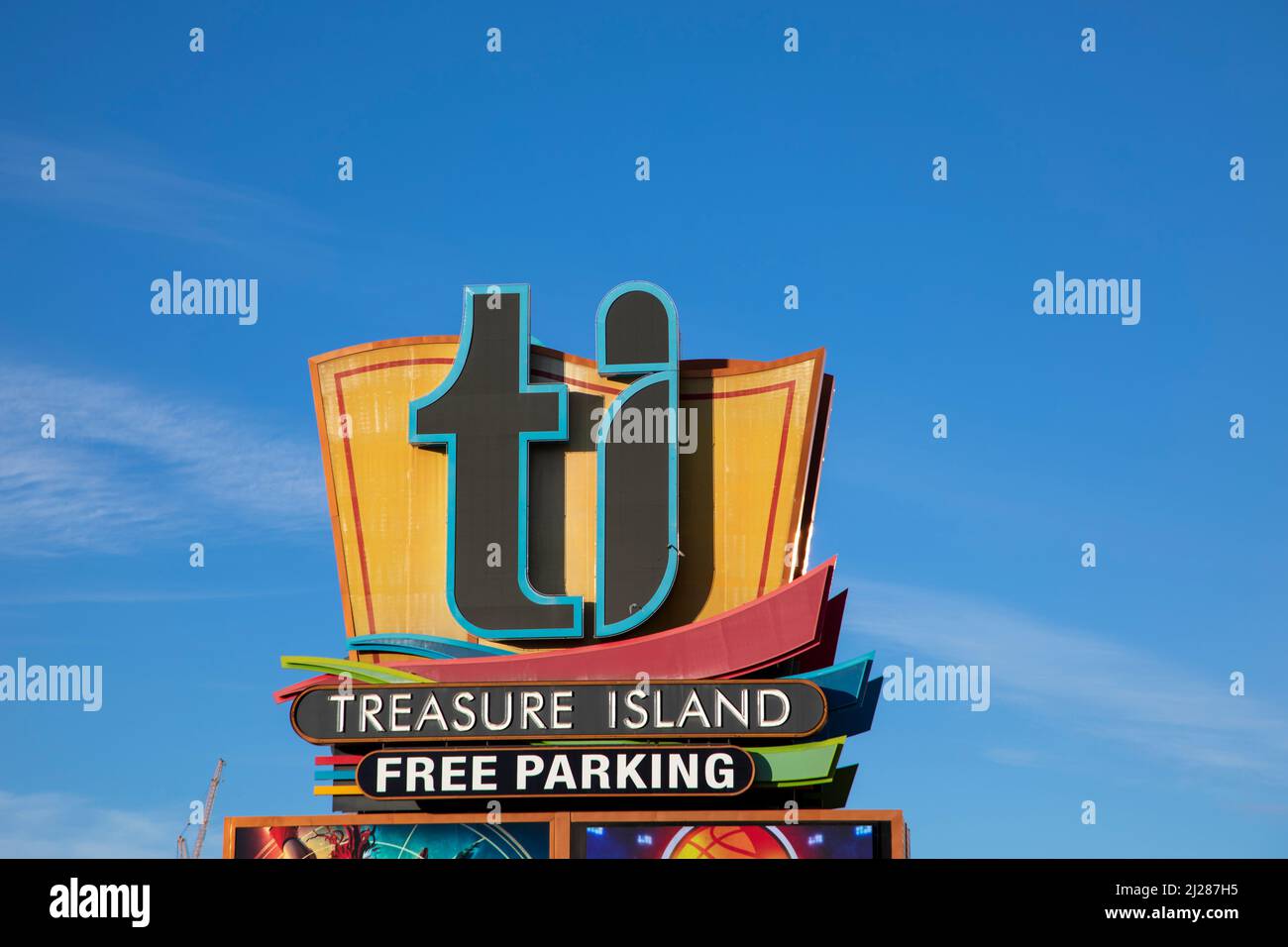 Las Vegas, USA - 9 marzo 2019: Insegne Treasure Island con parcheggio gratuito a Las Vegas presso la Strip, USA. Foto Stock