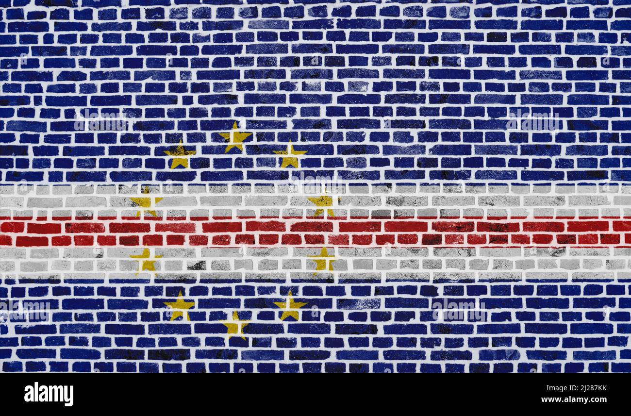 Primo piano su un muro di mattoni con la bandiera di Capo Verde dipinta su di esso. Foto Stock