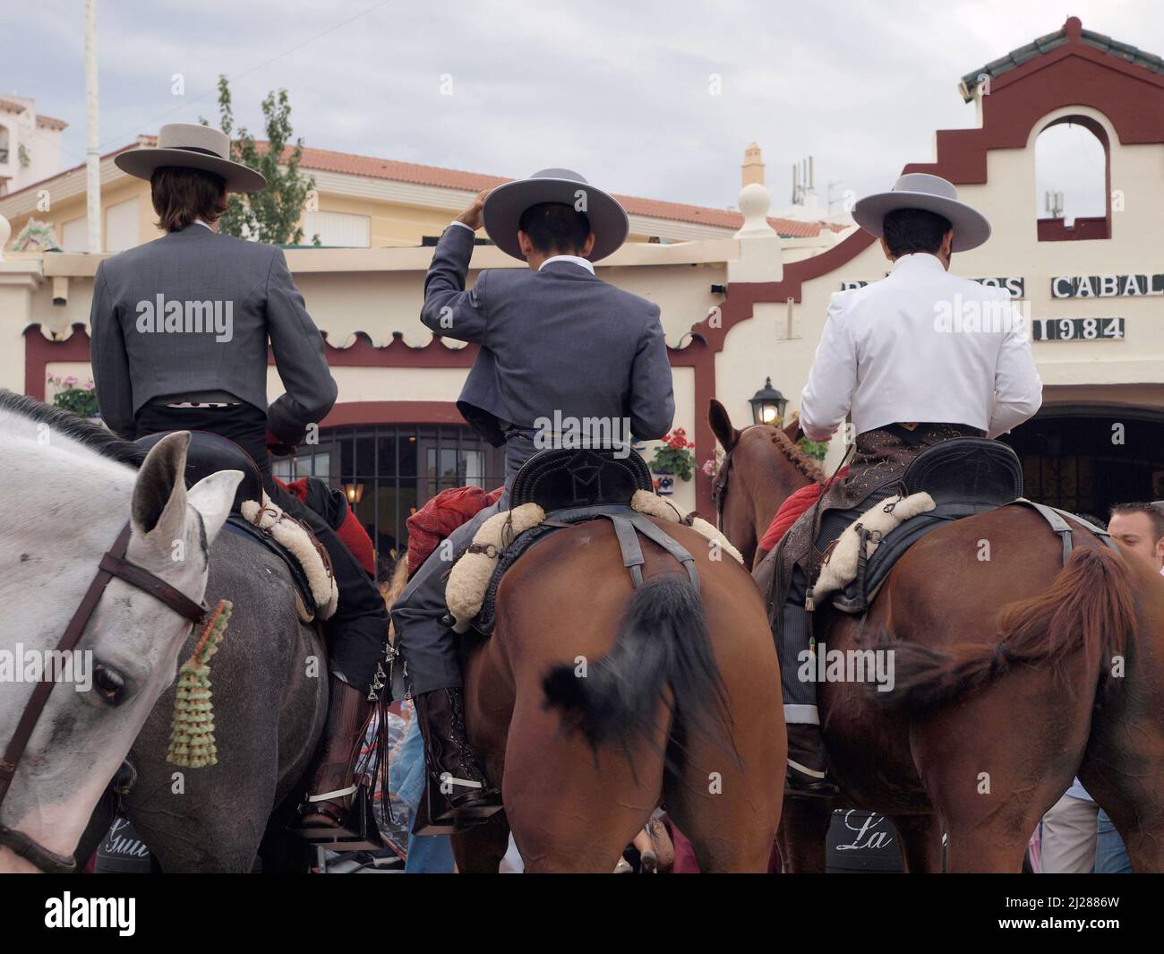 Gruppo di cavalieri a cavallo vestito con il tipico abito corto durante la Fiera di Fuengirola Foto Stock