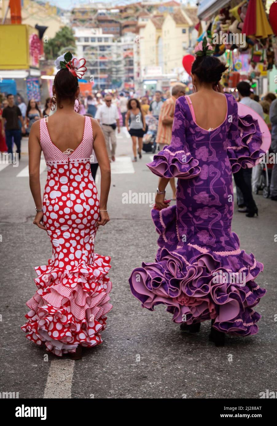 Giovani ragazze vestite con il tipico costume di flamenco durante la Fiera di Fuengirola Foto Stock