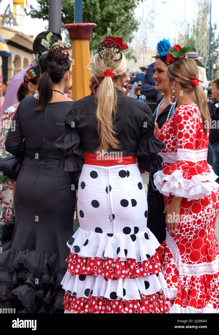 Giovani ragazze vestite con il tipico costume di flamenco durante la Fiera di Fuengirola Foto Stock