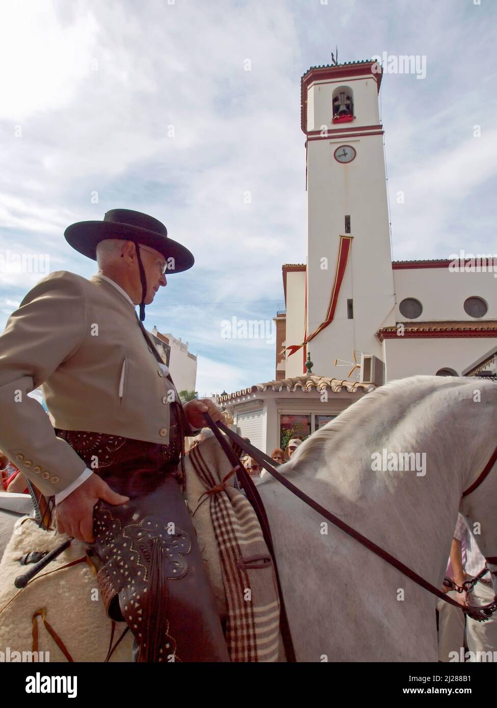 Cavaliere a cavallo vestito con il tipico abito corto durante la Fiera di Fuengirola Foto Stock