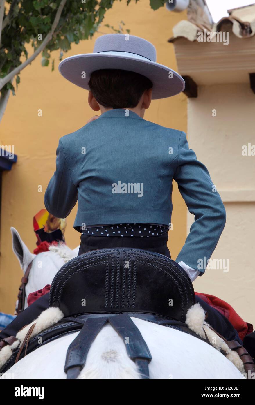 Cavaliere a cavallo vestito con il tipico abito corto durante la Fiera di Fuengirola Foto Stock