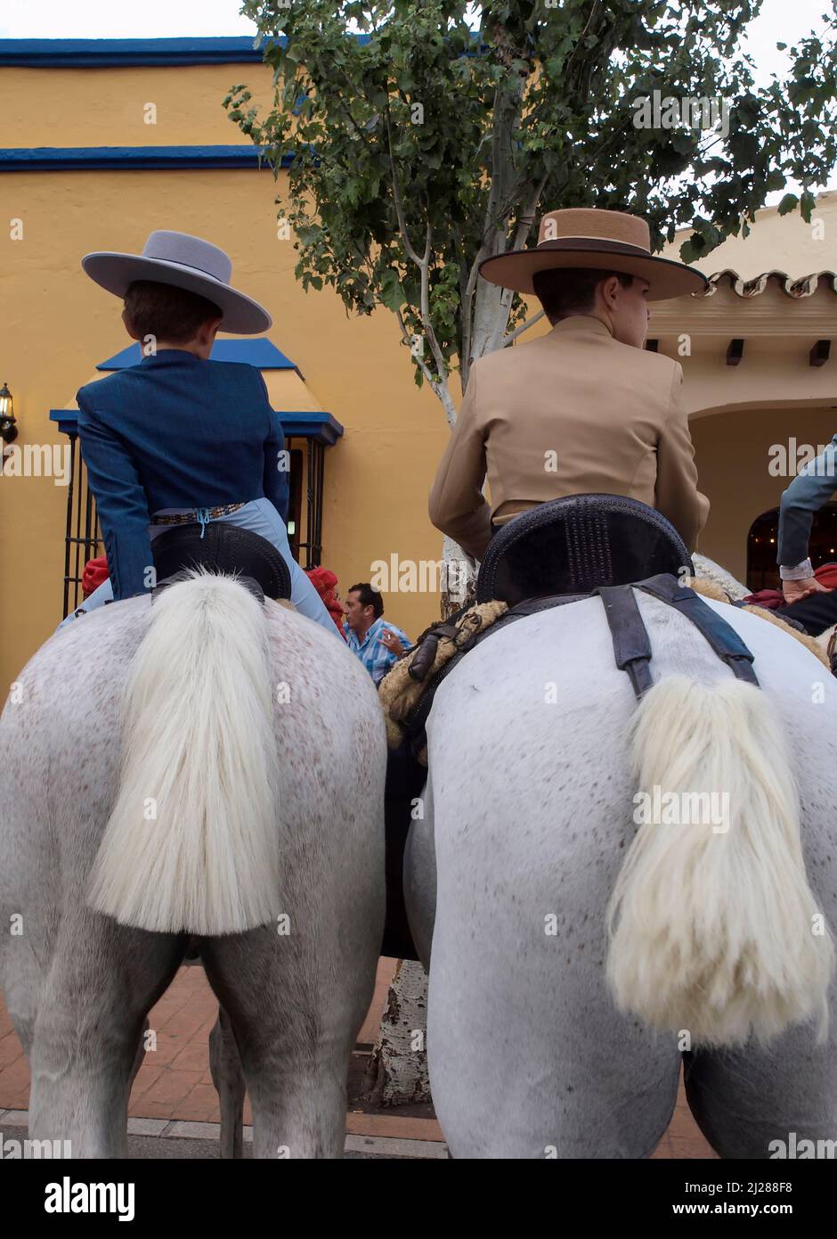 Bambini a cavallo vestiti con il tipico abito corto durante la fiera di Fuengirola. Foto Stock