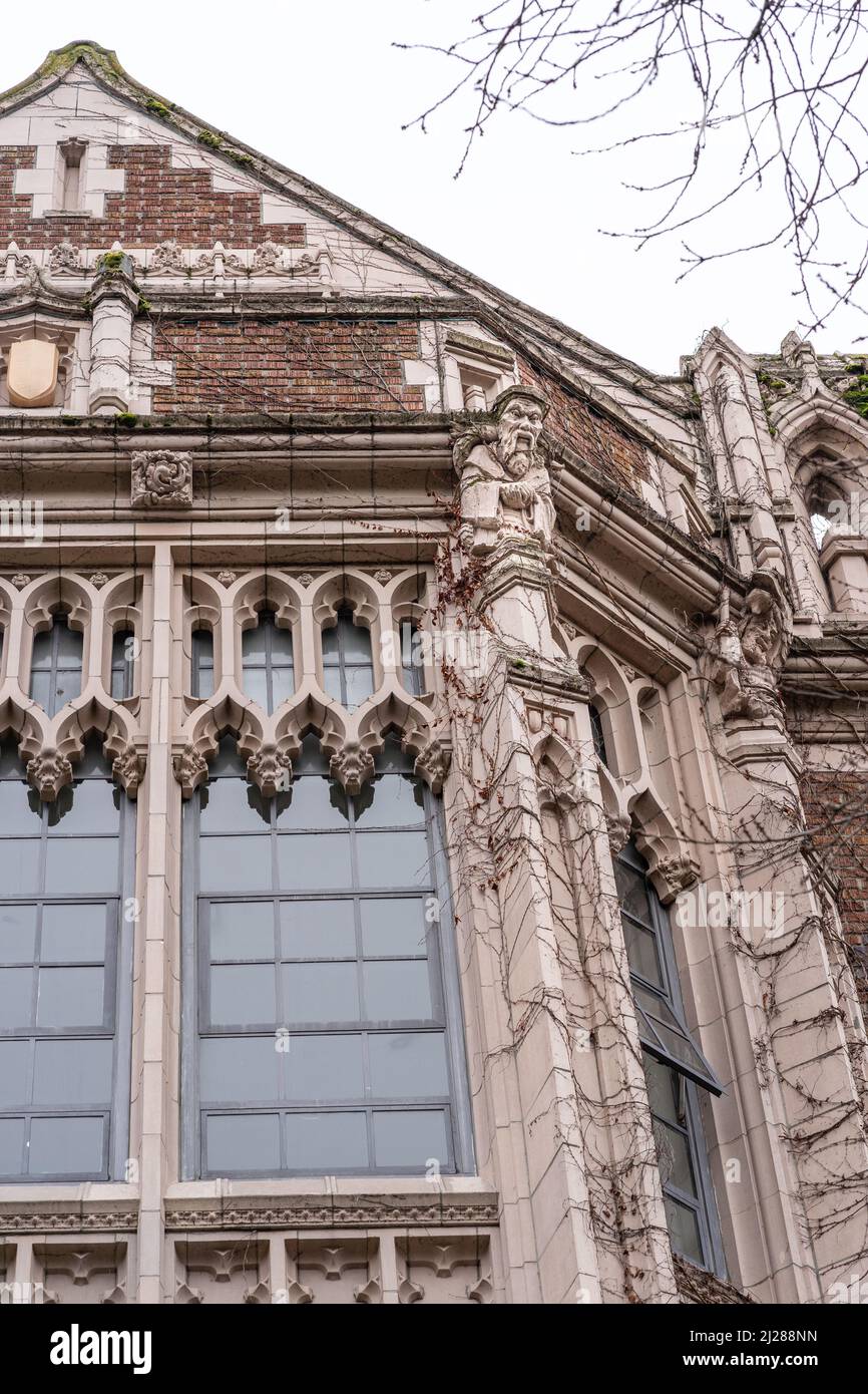 Ivy Branches and Architectural Details on College Lecture Hall at University of Washington in Seattle, WA Foto Stock