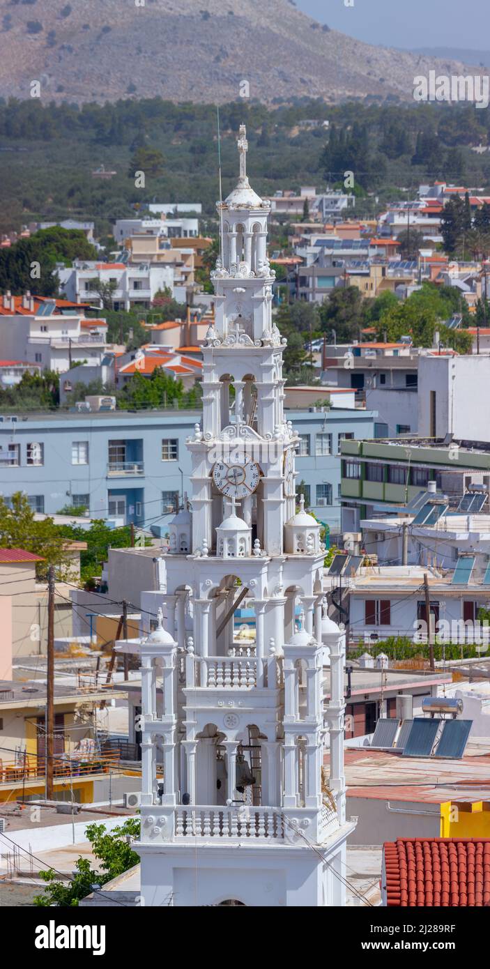 Un'emozionante vista ravvicinata del campanile di una Chiesa dell'Arcangelo Michele. Archangelos, Rodi, Grecia. Tempo caldo soleggiato a metà luglio. Foto Stock