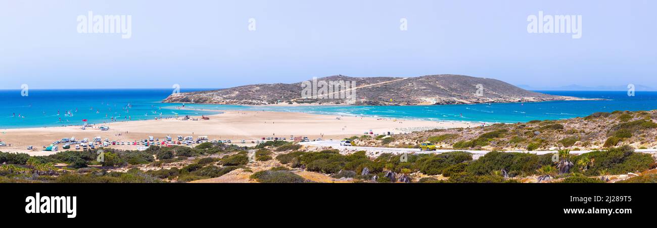 Spiaggia di Prasonisi nella parte meridionale di Rodi, Grecia. Famoso luogo di surfista tra due mari. La gente viaggia in kitesurf e windsurf Foto Stock