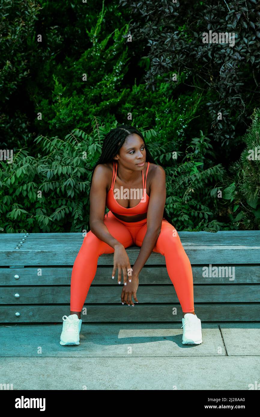 Bella giovane donna runner all'aperto in outfit sport stretching personal trainer sport palestra Foto Stock