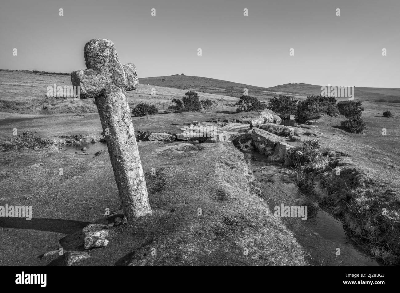 Vecchia croce di pietra su Dartmoor a Windy Post girato in bianco e nero Foto Stock