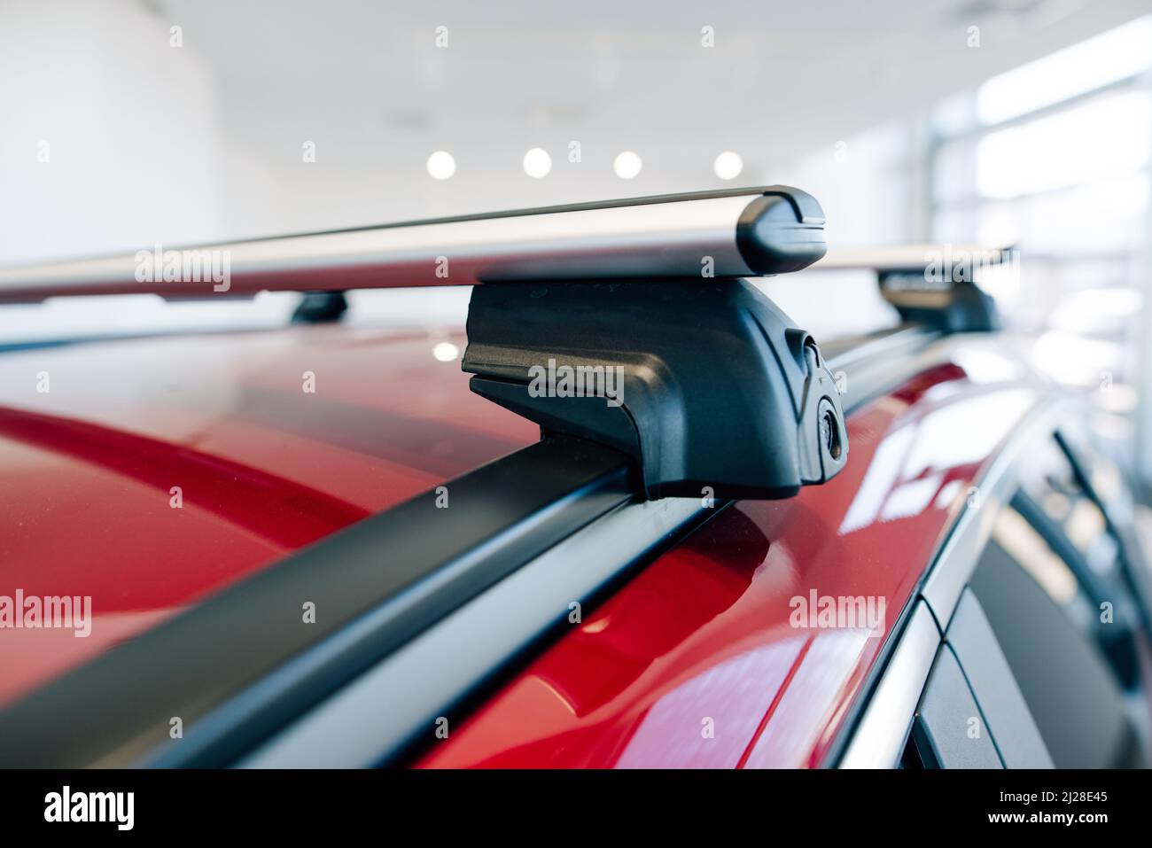 Rivestimento del longherone nero su una moderna auto rossa Foto Stock