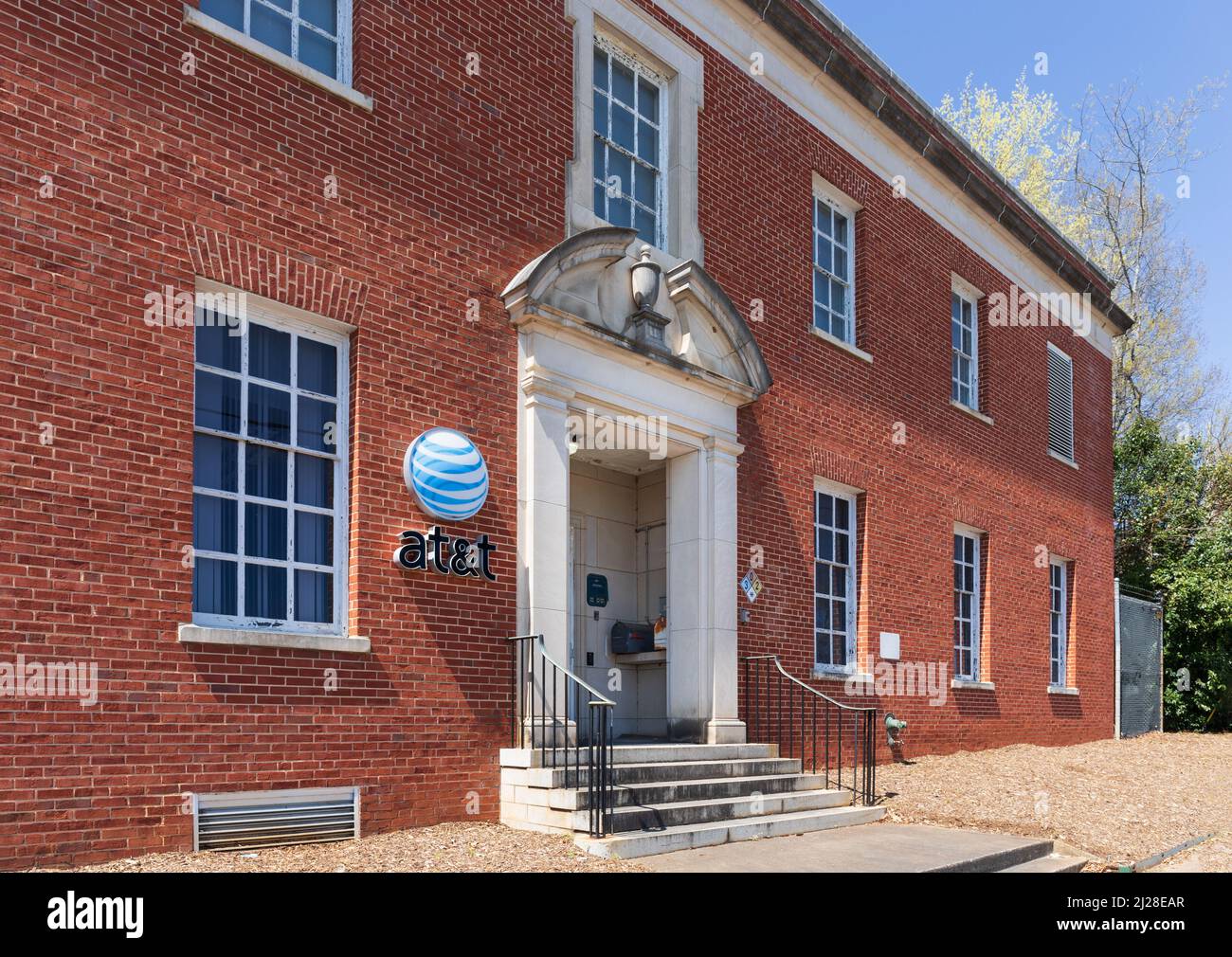 SHELBY, NC, USA-28 MARZO 2022: EDIFICIO DELLE comunicazioni AT&T in centro. Porta d'ingresso e logo. Foto Stock