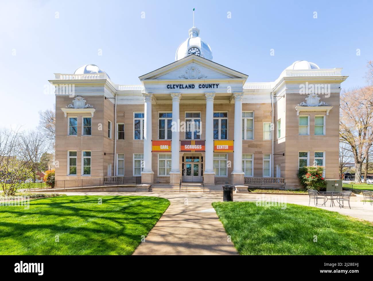 SHELBY, NC, USA-28 MARZO 2022: L'ex tribunale della contea di Cleveland ora serve come Earl Scruggs Center mantiene viva la storia e la musica della gamba Foto Stock