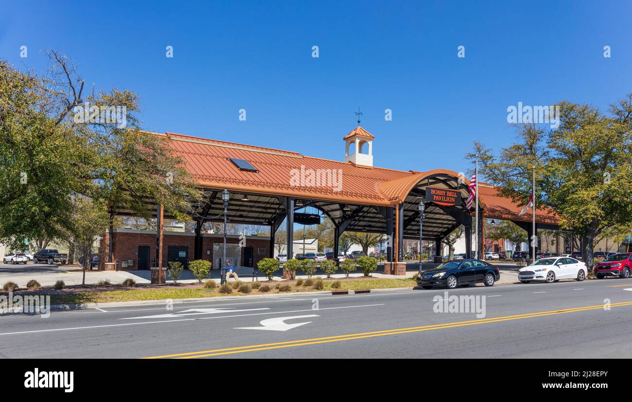 SHELBY, NC, USA-28 MARZO 2022: Il Bobby Bell Pavilion, nominato in onore della Football Hall of Famer Bobby Bell. Un uomo seduto su panca. Foto Stock