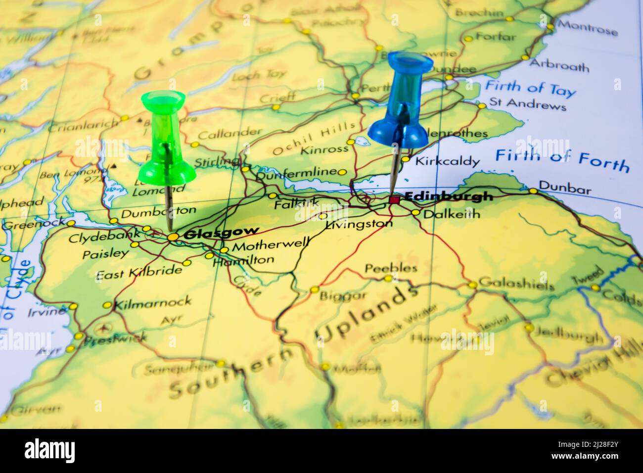 Primo piano di una puntina su una mappa che mostra Glasgow ed Edinburg Foto Stock