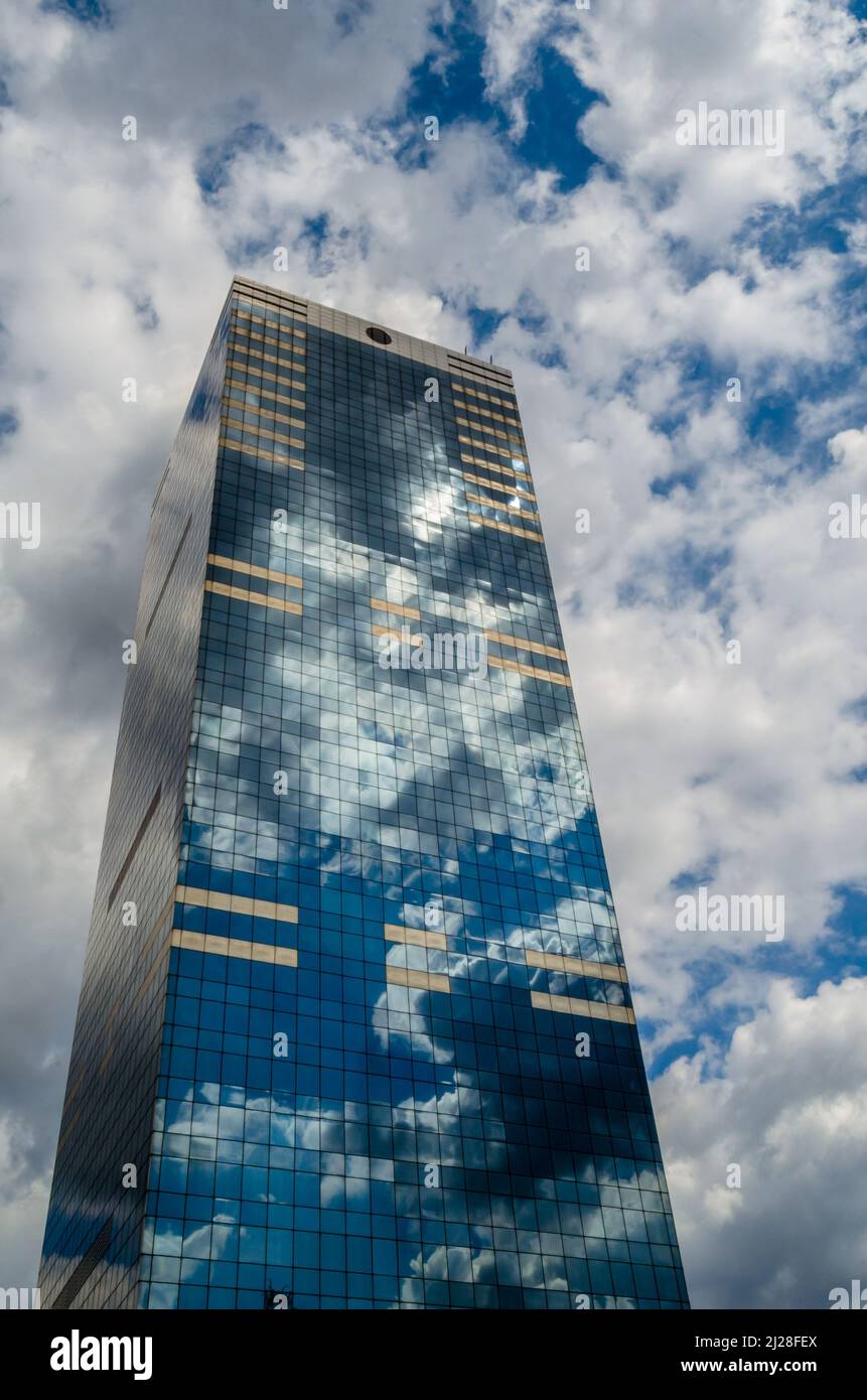 BRUXELLES, BELGIO - 20 AGOSTO 2013: La Torre Sud (Tour du Midi o Zuidertoren), un grattacielo di 38 piani di 148 m costruito tra 1962 e 1967 pollici Foto Stock