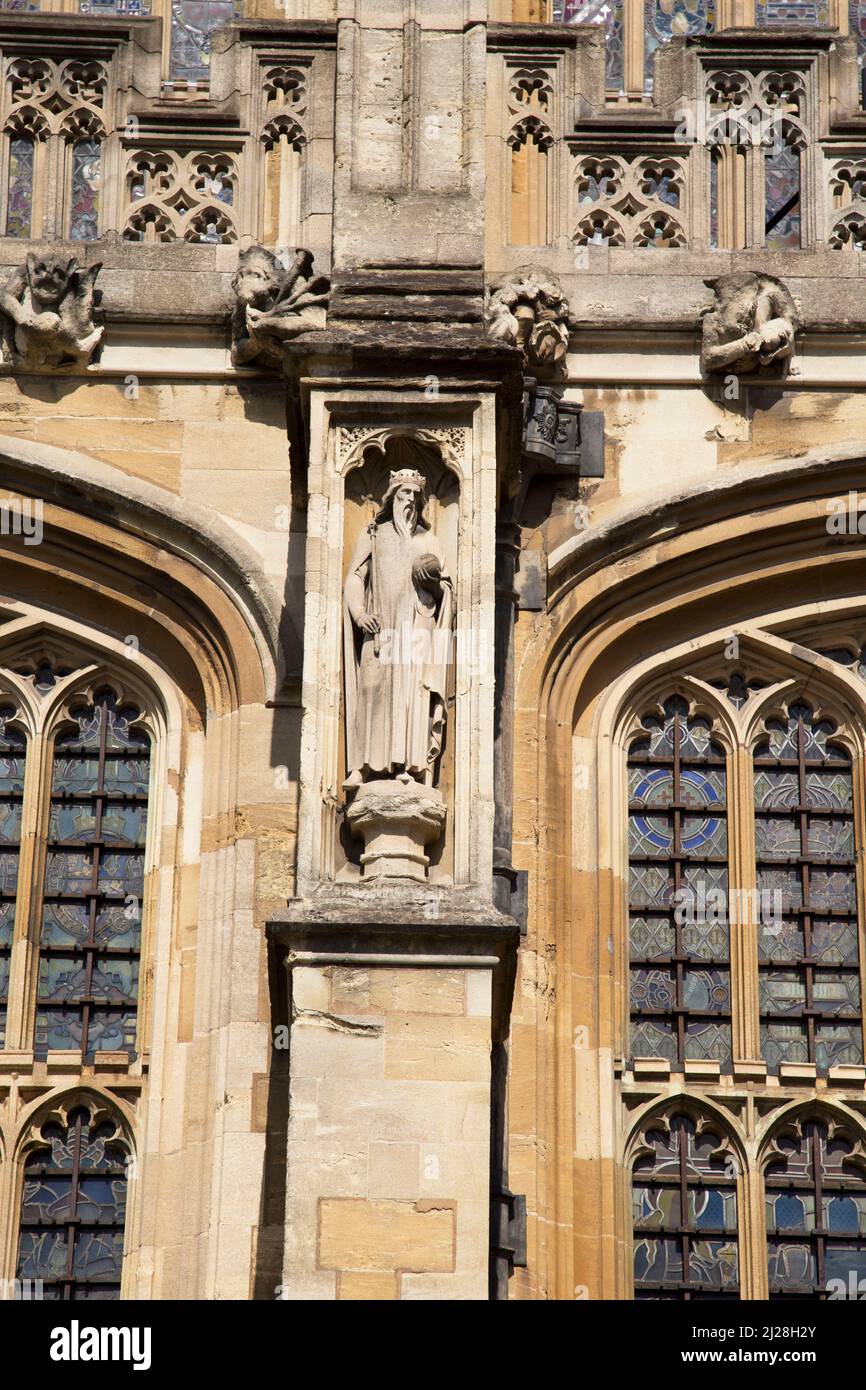 Statue in pietra scolpite sulla Cappella di St Georges, residenza reale sovrana britannica. Windsor Castle, Windsor, Berkshire, Inghilterra, Regno Unito Foto Stock