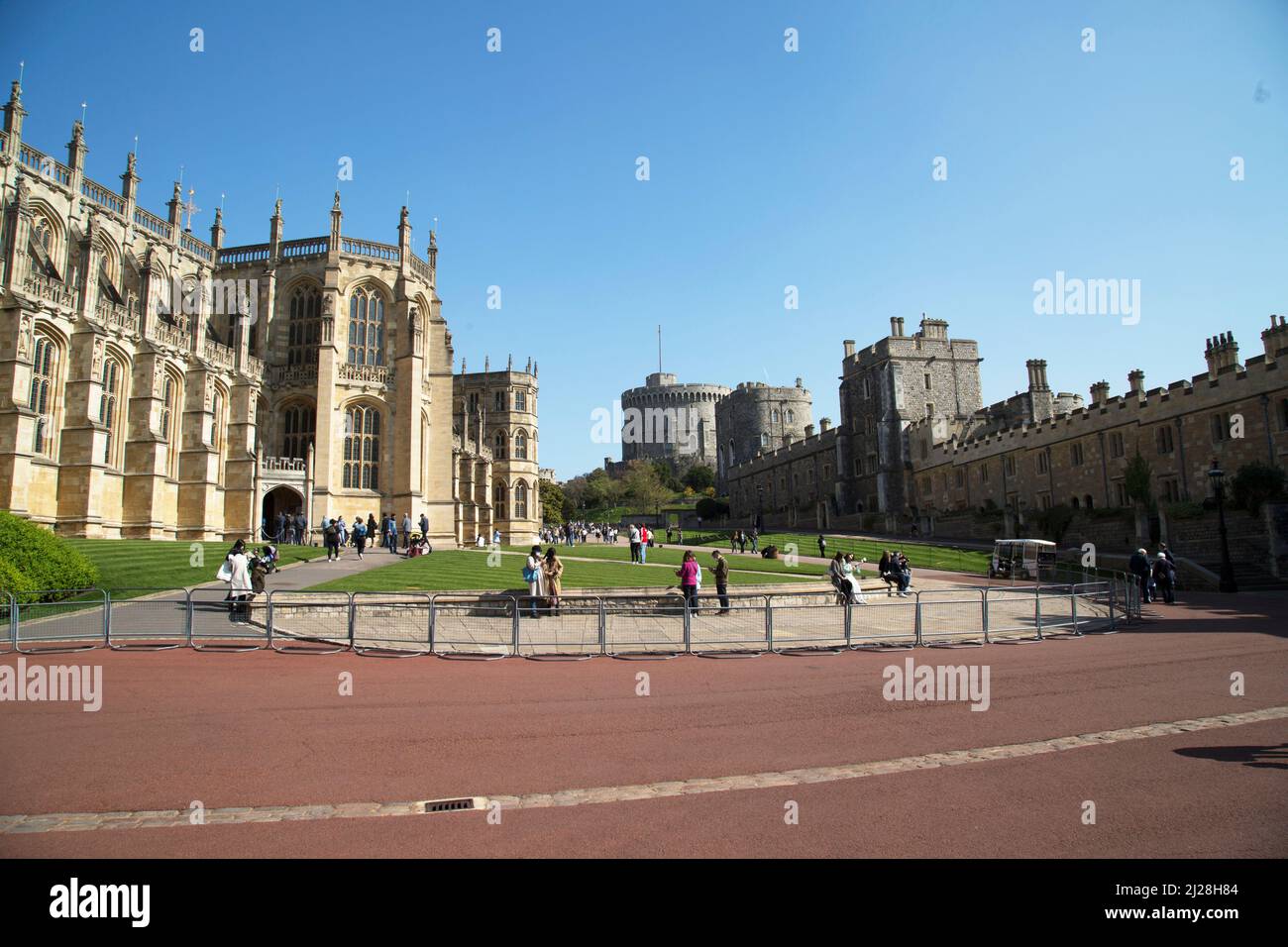 Vista del Castello dal Lower Ward, residenza reale sovrana britannica. Windsor Castle, Windsor, Berkshire, Inghilterra, Regno Unito Foto Stock
