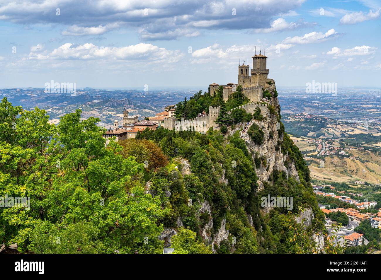 Vista panoramica panoramica della torre Guaita nella Repubblica di San Marino Foto Stock
