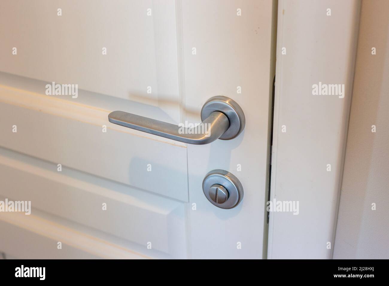 Porta bianca e porta argentata nell'appartamento Foto Stock